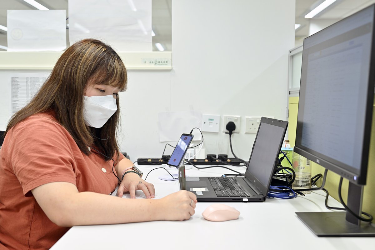 實時監察:  強制檢疫支援中心職員利用電腦系統實時監察，若系統顯示異常，職員會致電查詢。