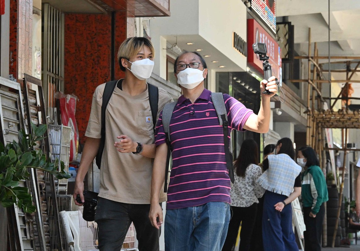 勇於嘗新:  張家華（左）創立長者網上頻道KOElderly，鼓勵長者體驗新事物或作新嘗試。