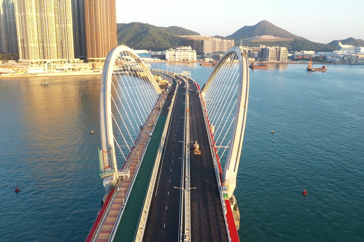 景色怡人:  跨灣連接路是香港首條行車道、單車徑和行人路兼備的海上高架橋，市民可在橋上的觀景台飽覽美景。