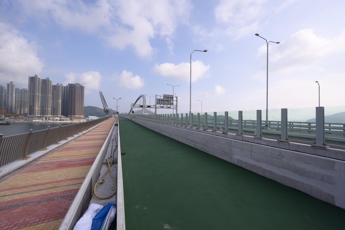 活力無限:  跨灣連接路全長1.8公里，大橋呈現象徵無限的數學符號，以突出活力無限的主題。