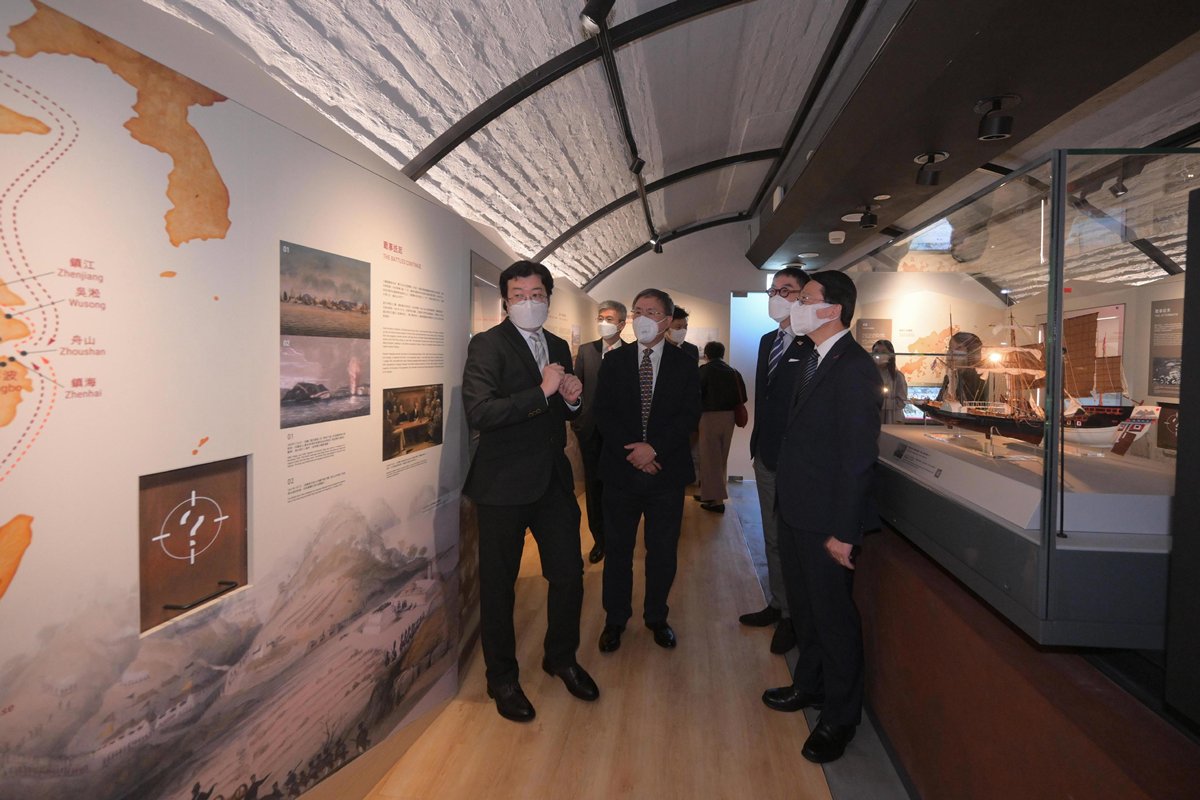 耳目一新:  海防博物館11月24日重新開放，伍志和（前排左一）向卓永興（前排左二）介紹全新常設展覽「香港海防故事」。