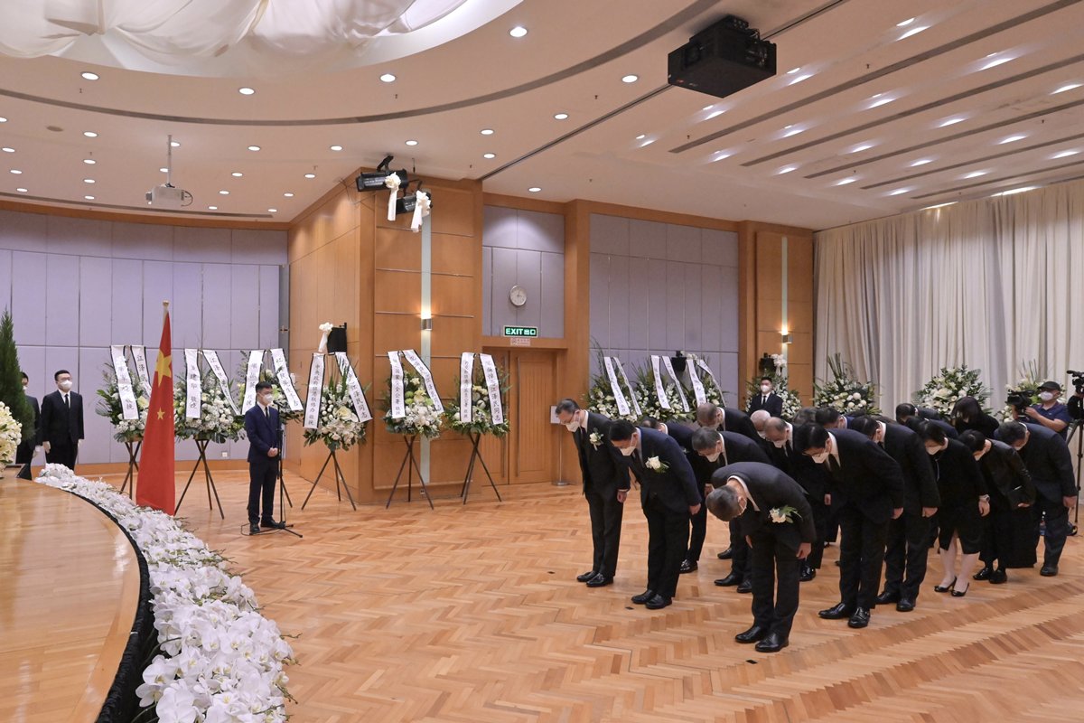 深切哀悼:  香港特區政府主要官員對江澤民逝世同表哀悼。