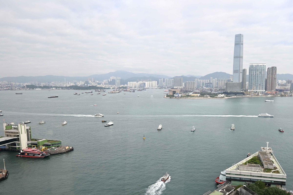 鳴笛:  政府船隻於中區對開海面鳴笛三分鐘。