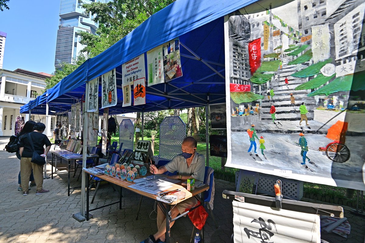 藝趣多姿:  「藝趣坊」攤位不僅展銷手工藝品和飾物，也有書法和繪畫等服務。