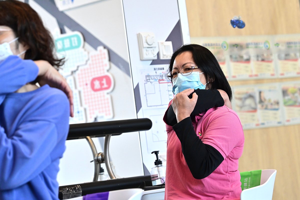 識別風險:  黃麗芳透過北區地區康健站參加糖尿病篩查計劃，意外發現自己處於糖尿病前期，自此更注意飲食和生活習慣。
