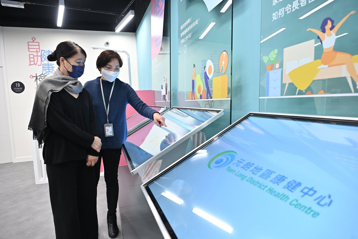資訊豐富:  患有高血壓的吳美英（左）到元朗地區康健中心參加講座和相關活動後，懂得更多管理和控制病情的知識。