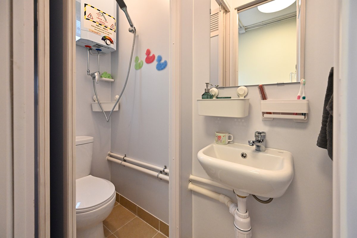 重視私隱:  簡約公屋單位有獨立廁所，住戶無須與鄰居共用洗手間。