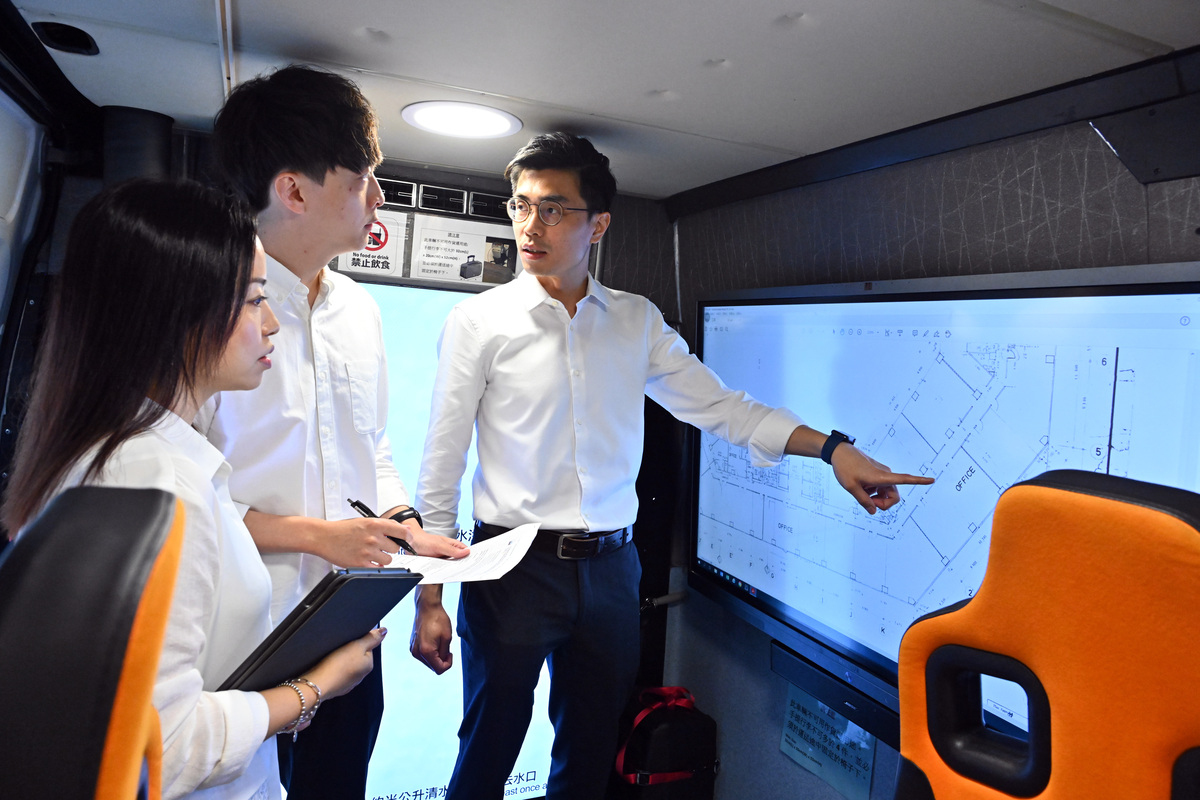 設備先進:  車內的觸控式互動電腦屏幕連接屋宇署內聯網，職員可使用屏幕擷取樓宇記錄，方便快捷。