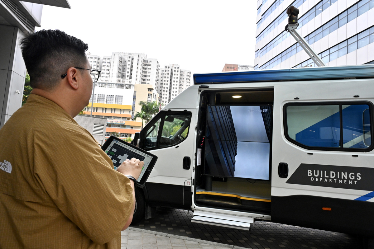 密切監察:  車頂設有攝錄鏡頭，全方位監察建築物外部狀況。