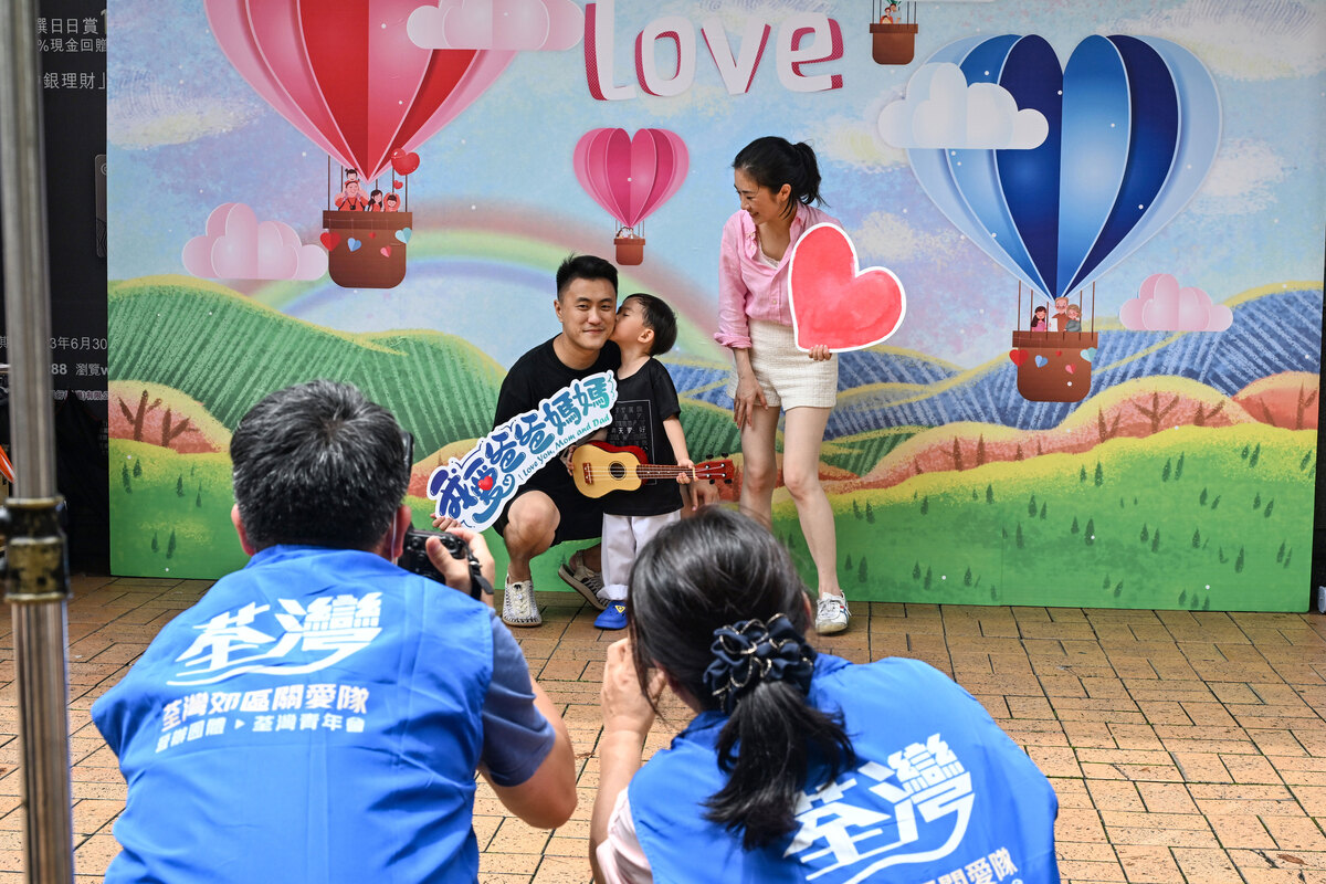樂也融融:  荃灣區關愛隊隊員安排攝影師免費為居民拍攝全家福，促進家庭和諧。