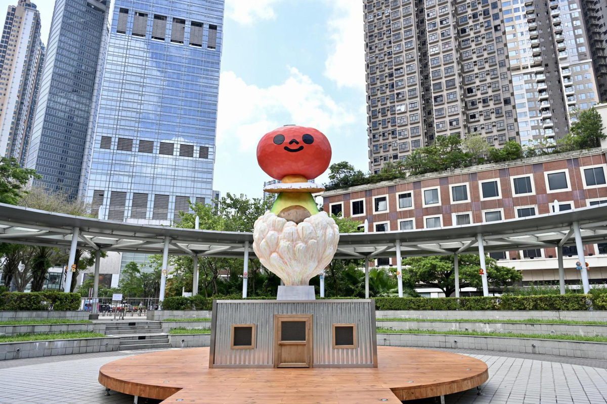 溫馨日常:  《返屋企》的創作靈感源自荃灣區居民每日行經天橋回家。