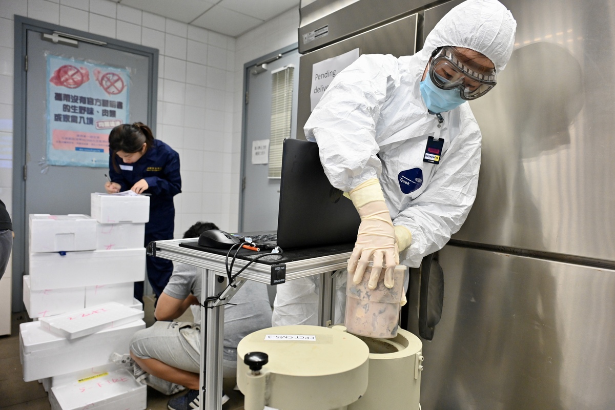 仔細分析:  食安中心人員以輻射污染監察系統檢測樣本的放射性元素含量。