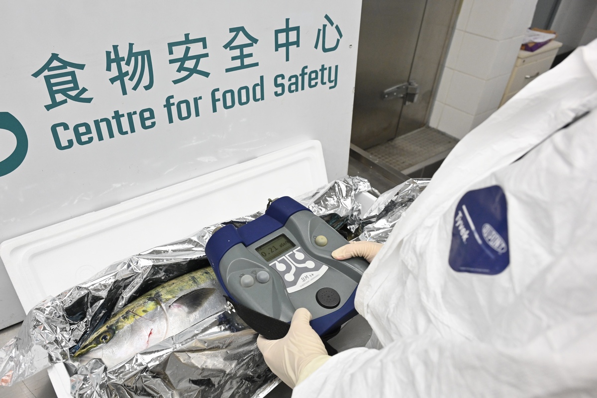 小心檢測:  食安中心工作人員以手提式測量計檢測進口魚類的輻射水平。