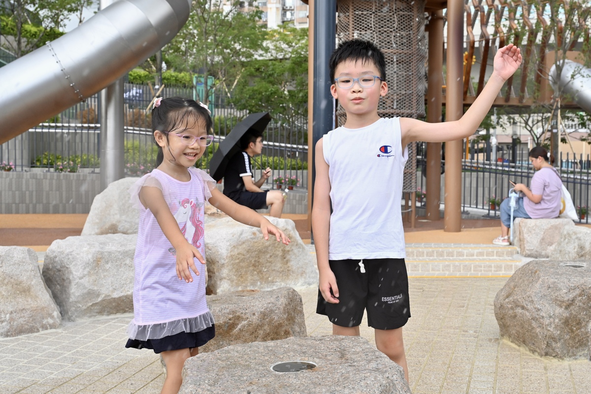 不亦樂乎:  Abby（左）和Marvis均表示，嬉水區是他們最喜歡的公園設施。