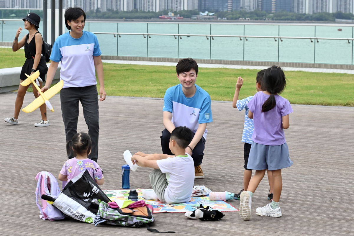 匯聚民意:  渠務署工程團隊在公園建造過程中一直聆聽各界意見，蔡敏儀（左）與梅志健在公園開幕後更到場與市民交流。