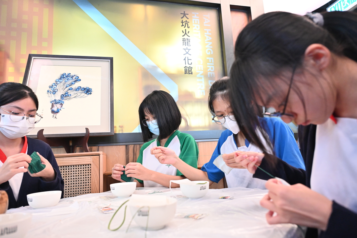 親身體驗:  二樓的多功能活動空間定期舉辦工作坊，參加者可學習茶果和香包等製作技巧。