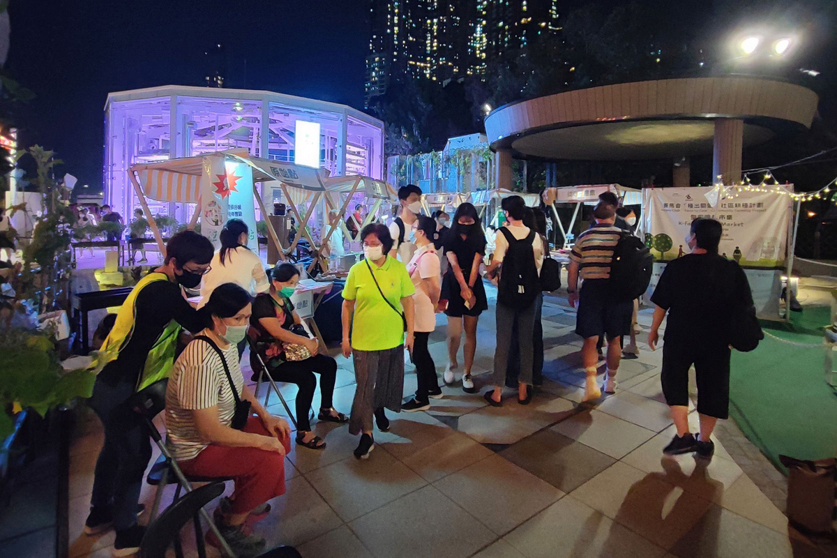 同賀中秋:  堅農中秋夜市暨K-Fest海濱音樂會於中秋和國慶長假期在堅尼地城卑路乍灣舉行，設有攤位、手作工作坊、免費穴位按摩等。（相片由堅農圃提供）