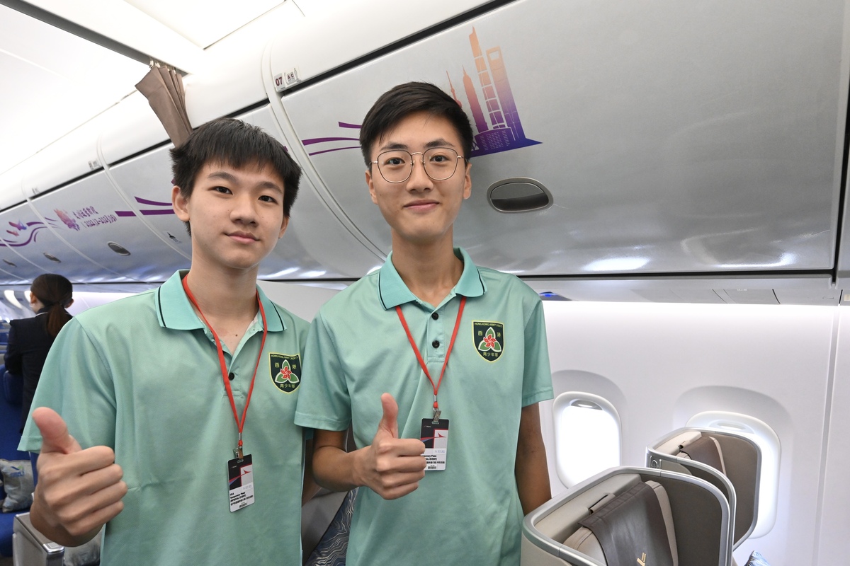 深受感動:  陳耀明（左）登上C919和ARJ21參觀，直言感到鼓舞。   