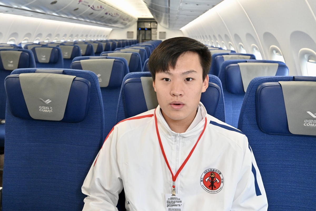 首度體驗:  李文軒首次踏足飛機駕駛艙，令他深受感動。