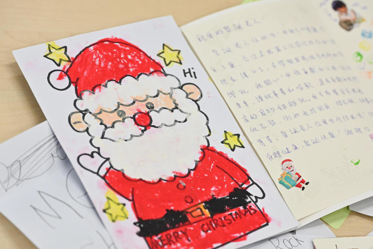 許願:  香港郵政每年收到約6,000封寄給聖誕老人的信件和聖誕卡，有人許下聖誕願望，也有人分享生活點滴。