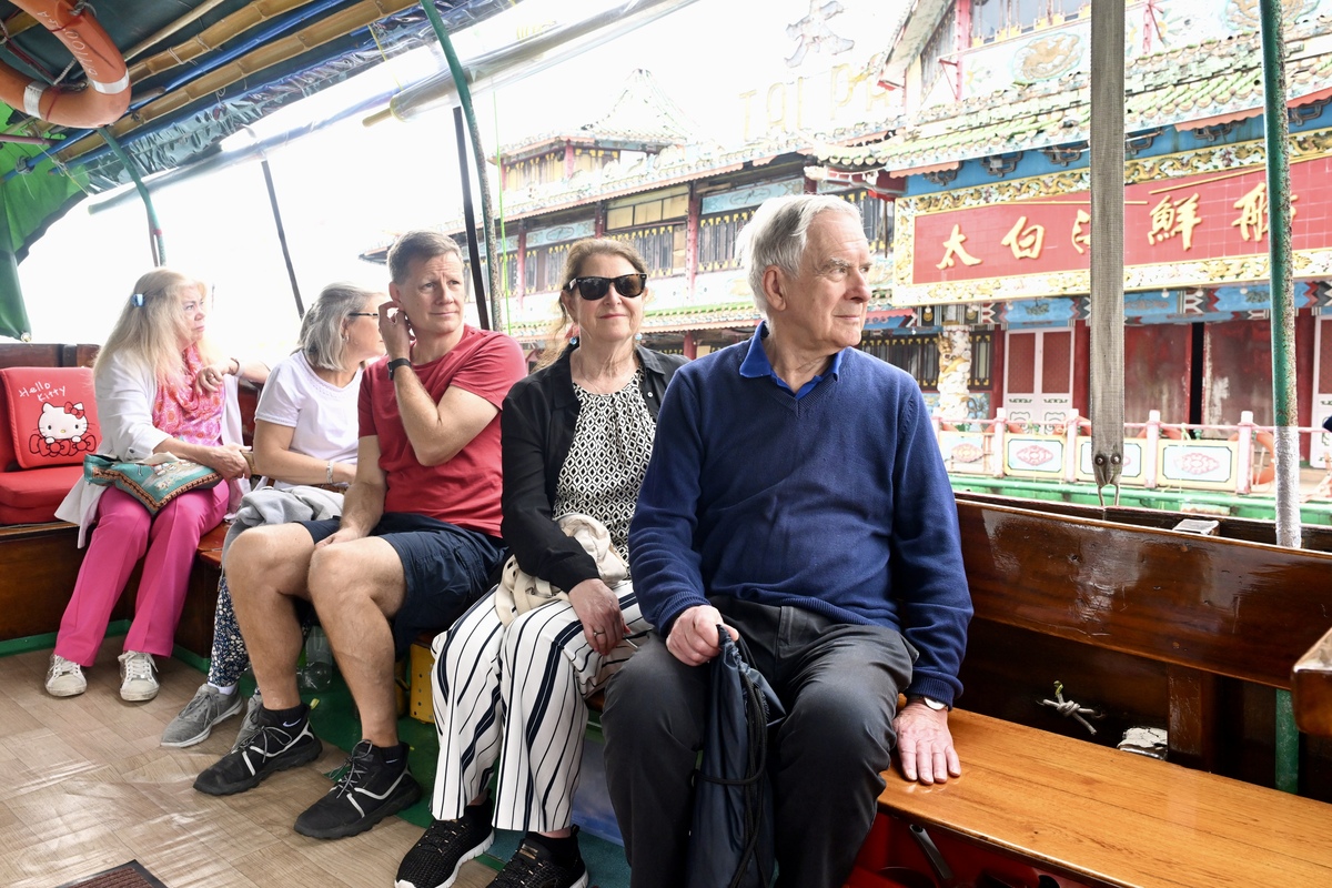 船上遊覽:  乘船遊覽避風塘是其中一項饒富香港特色的旅遊項目。