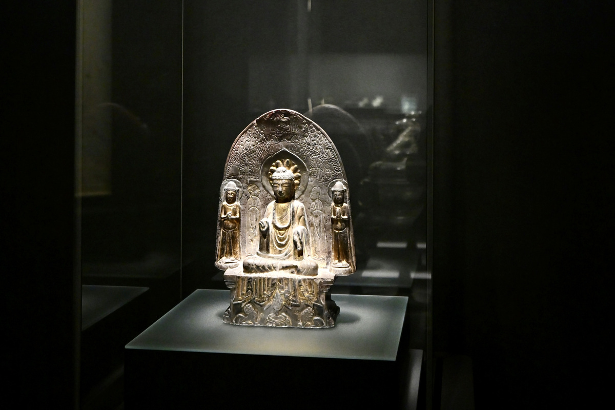 珍貴展品:  展覽精選藏品包括國家一級文物的南梁釋慧影造釋迦牟尼佛漆金石像。