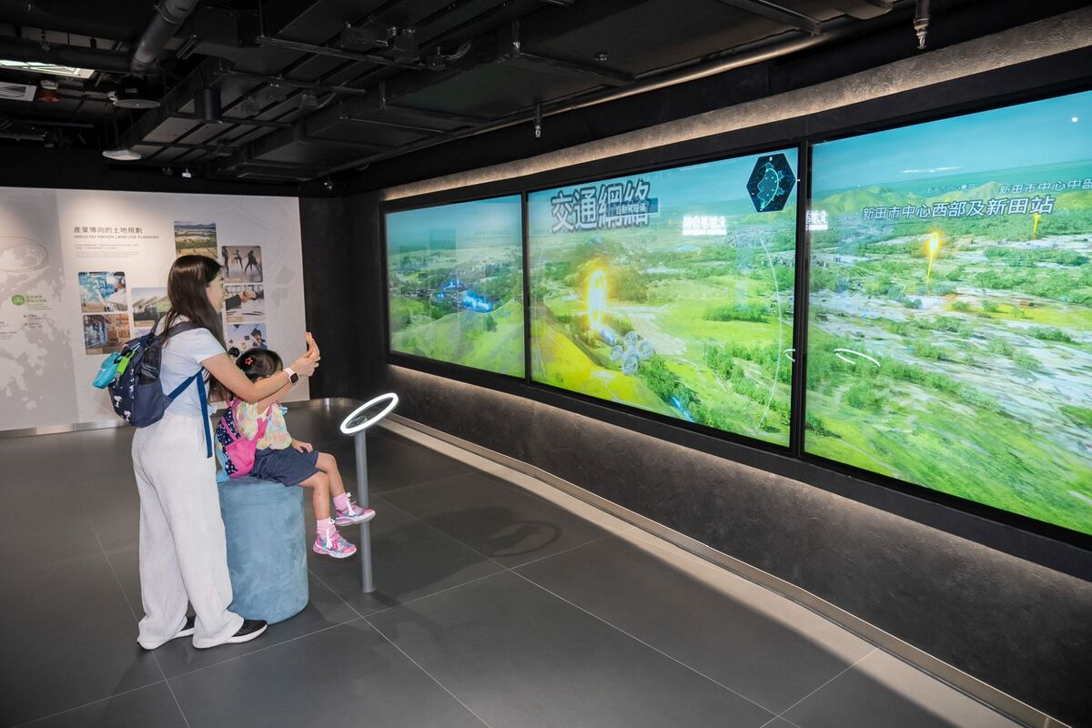 互動遊戲:  新展區的「飛越北都」遊戲應用地政總署的可視化三維地圖數據，讓市民模擬駕駛無人機，從高空探索北部都會區的環境。