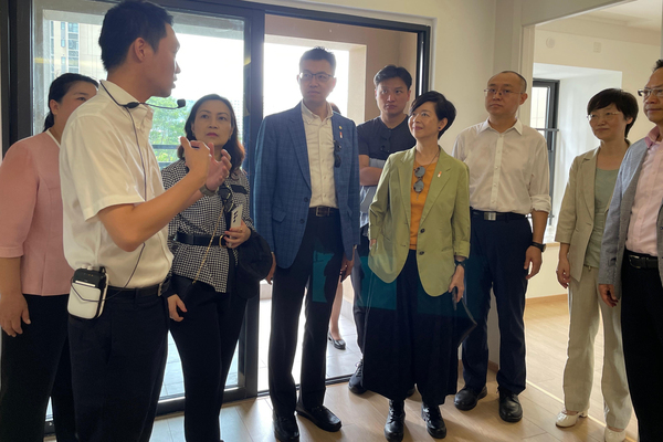 智慧管理: 何永賢（右四）在深圳參觀公共租賃住房項目鳳凰英薈城。