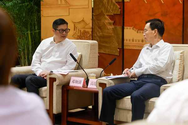 交流: 鄧炳強（左）與高建軍會面。