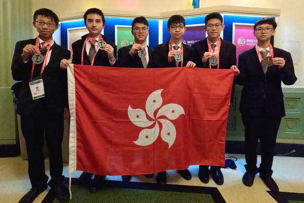 表現優異: 香港學生（左起）關容浩、劉嘉泓、賴煒諾、伍學禮、徐子傑、劉暢在國際數學奧林匹克贏得五銀一銅。