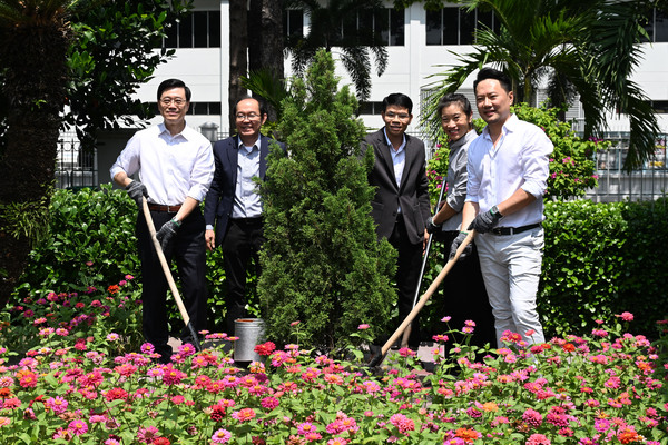 參觀: 李家超（左）在胡志明市到訪一間總部設於香港的紡織公司並參與植樹儀式。