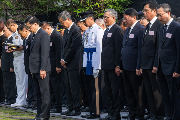 緬懷先烈: 李家超（第一排）和官員參與中國人民抗日戰爭勝利紀念日儀式。