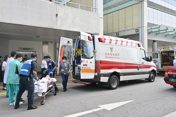 順利抵港: 救護車抵達香港瑪嘉烈醫院。