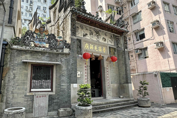 特式建築: 魯班先師廟以手工精細的壁畫、灰塑、木雕和陶塑裝飾點綴。