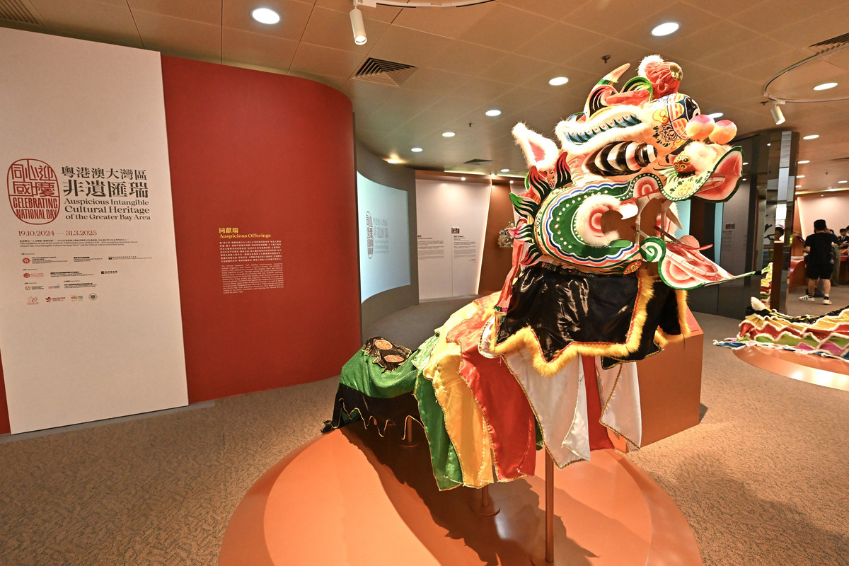 中華文化:  展覽展出國家級非遺代表性項目---香港的西貢坑口客家舞麒麟。