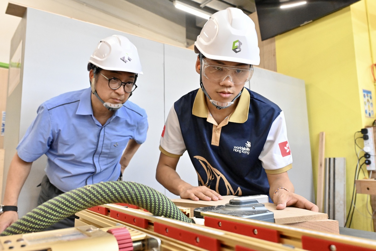 快馬加鞭:  林國良（左）指其他地方訓練選手動輒花上五、六年，但香港選手的訓練時間只有約一年，因此賽前要密集訓練和精準部署。