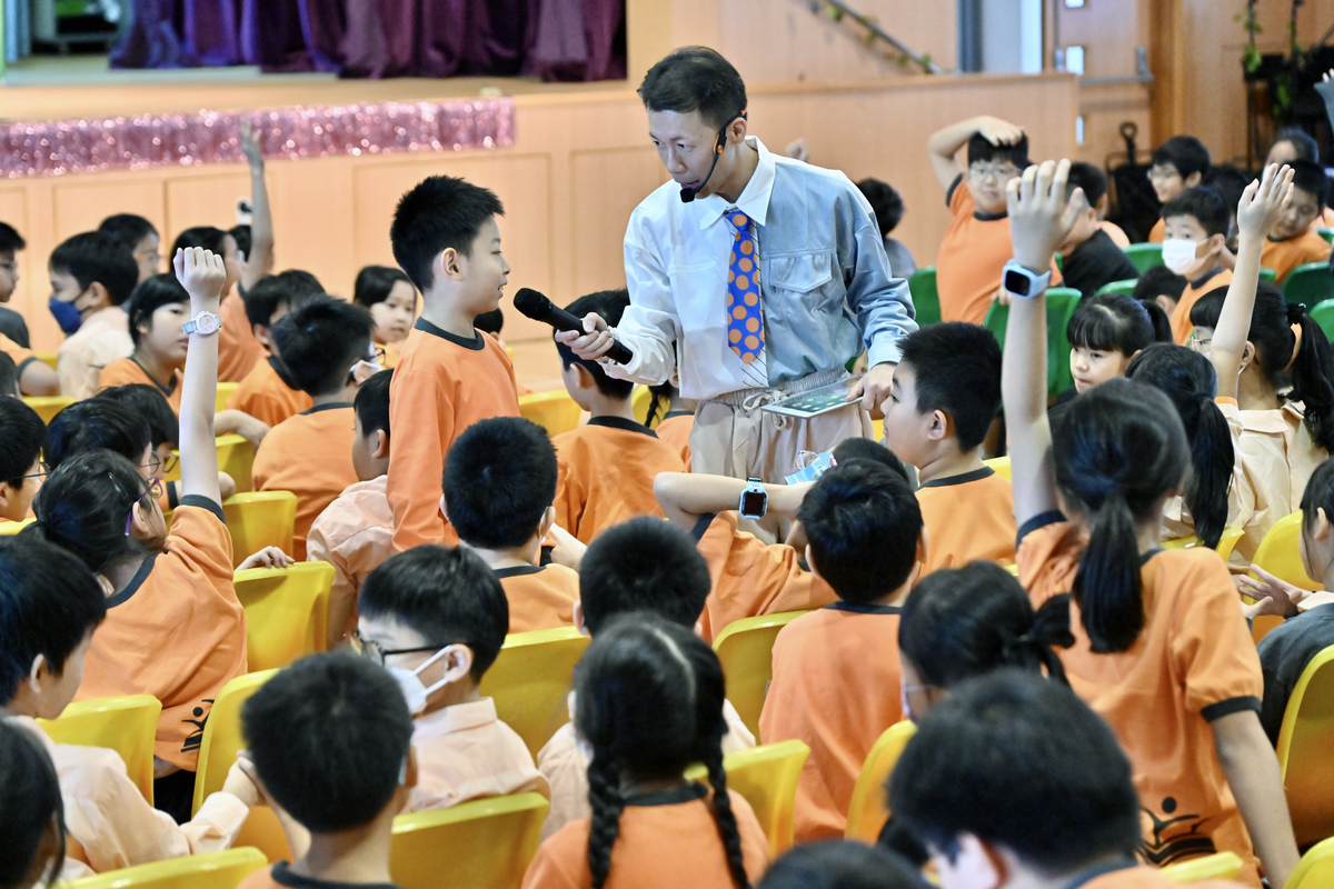 輕鬆學習:  演員不時邀請學生回答問題，台上台下打成一片，氣氛愉快。