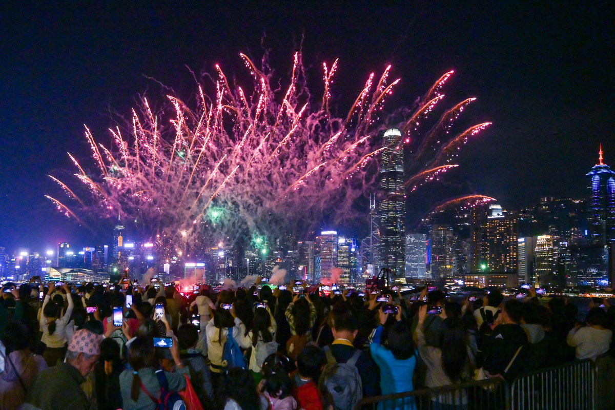 璀璨奪目:  西九文化區海濱可觀賞指定日子綻放的冬日維港水上煙火。