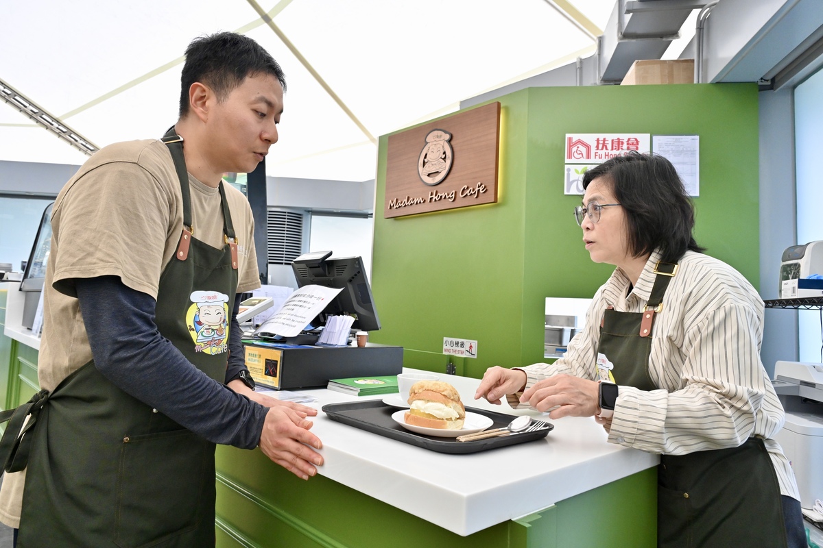 助展所能:  劉美華（右）會適當分配工作，讓每名員工都可以發揮所長。