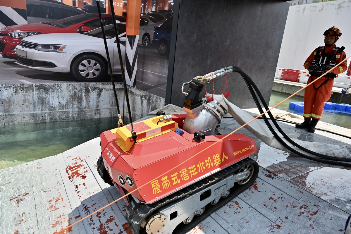 首度登場:  廣東省消防救援總隊首次派出排澇機械人到港。