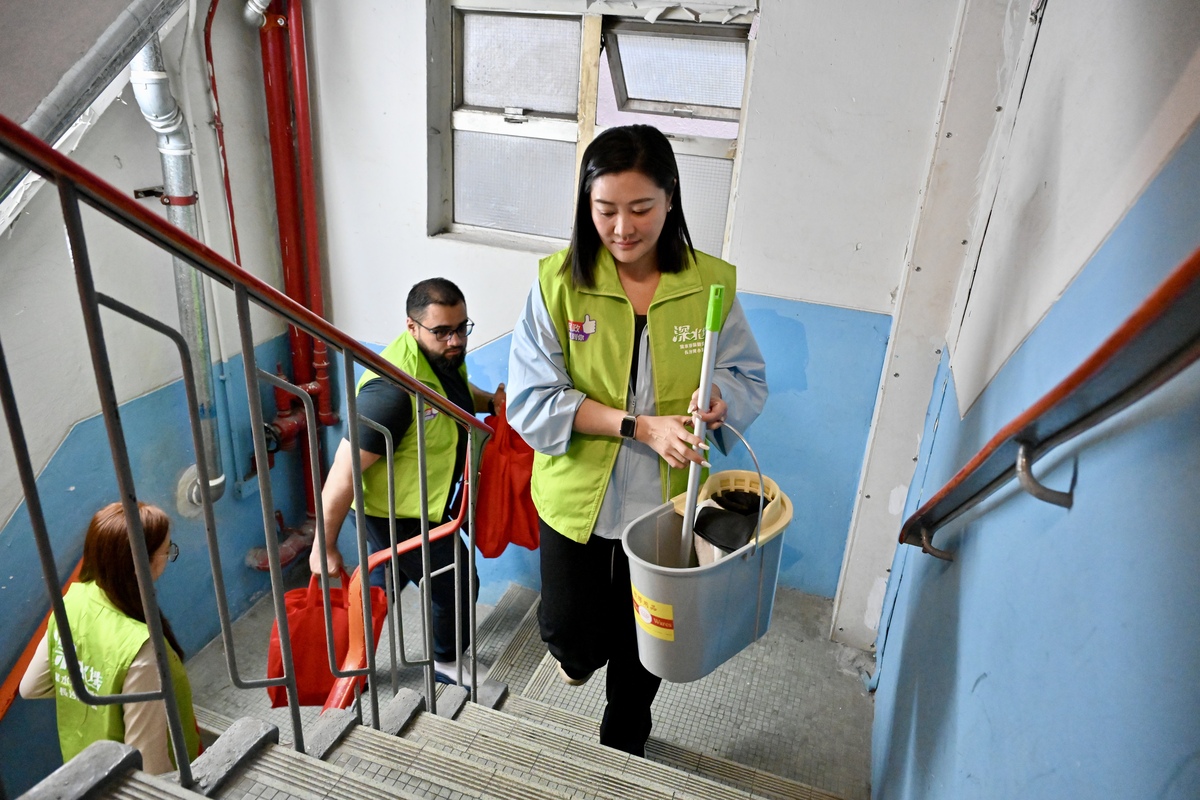 濟困扶危:  火警結束後，李嘉琪隨即與關愛隊成員展開家訪，了解居民需要。