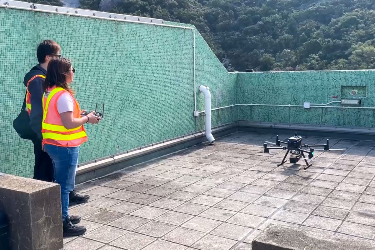 新科技:  土力工程處在西貢大網仔試驗其中一個監管沙盒試點項目，測試無人機突破現行高度限制和在超視距飛行模式下，監察大範圍天然山坡的能力。