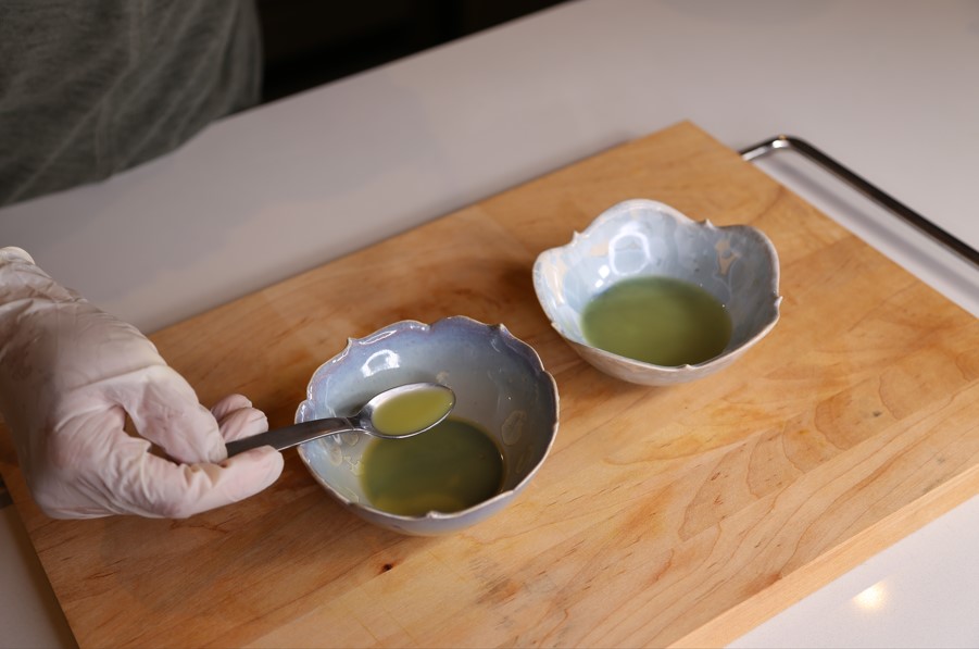將薑磨蓉後以茶隔過濾出薑汁約1湯匙放碗中。