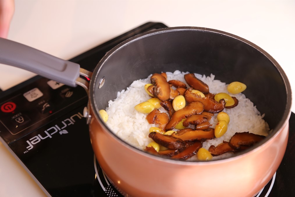 3.	將煮好的冬菇及銀杏加入壽司飯拌勻、即可品嚐
