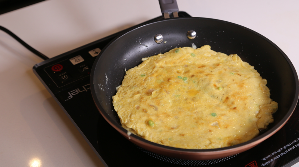 4.煎蛋漿成一個圓形薄餅的樣子，反轉煎另一面，直至金黃色便可