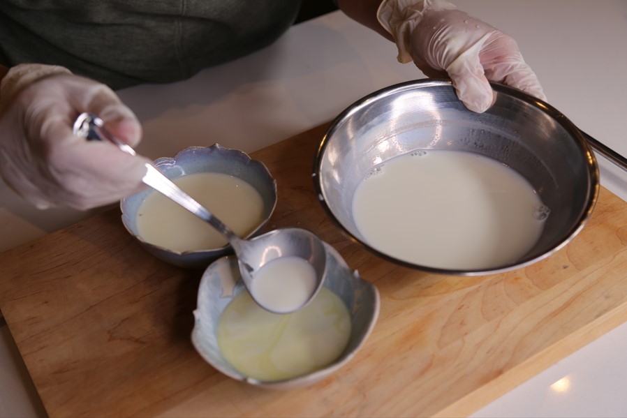 3.	將剛蒸熱的鮮奶傾入薑汁內，切勿攪拌，靜置2至3分鐘待其凝固。