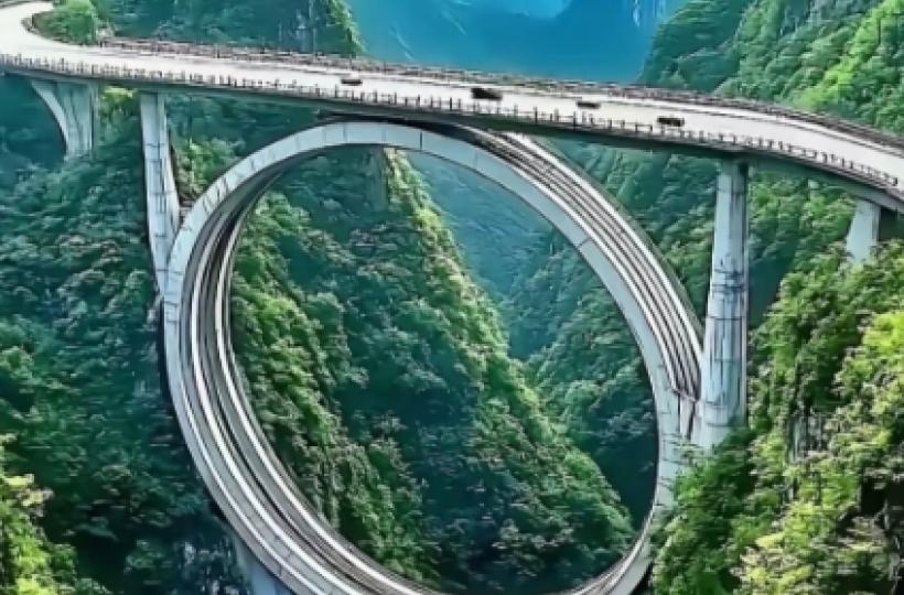 此橋结構如此新穎.雄偉壯麗堅固美觀...