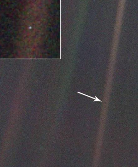 旅行者一號太空飛行器
在1990年系距離地球
64億公里外拍攝並傳
回一張名叫"暗淡藍點"
的照片,照片中的一顆
非常不明顯的小點就
是我們生存的地球，
從中可以看到宇宙之
浩瀚...