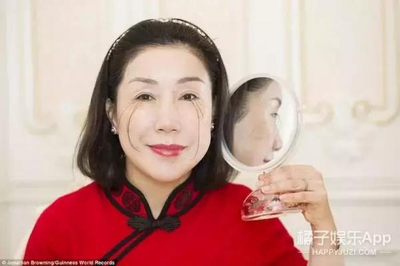 來自中國的婦女尤建霞
的眼睫毛長度超過20厘
米,打破了世界紀錄。...