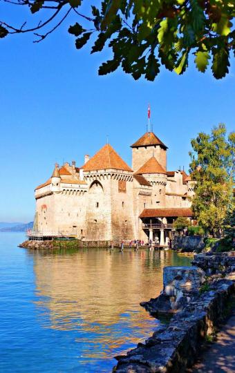 西庸城堡建造在日內瓦湖
岩石上,給人一種飄浮在湖
水上的感覺,這般風景美麗
的城煲却因爲曾經作為避
難所知監獄而出名...